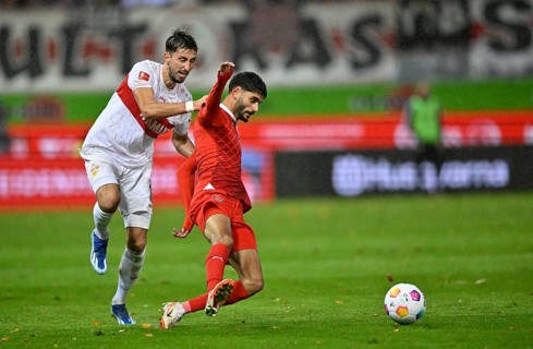 Tackle, foul by Atakan Karazor VfB Stuttgart (16) on Eren Dinkci 1. FC Heidenheim 1846 FCH (08),