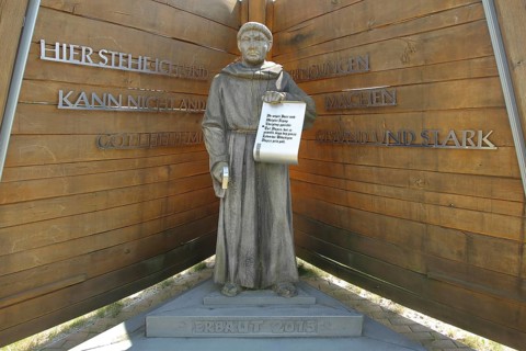 Wooden sculpture Martin Luther with historical quotation, here I stand and can't help it, saying,