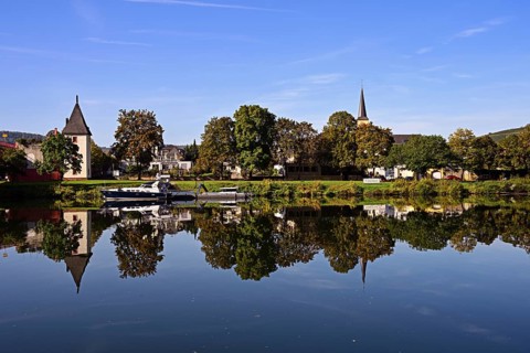 Houses in the village of Trittenheim are reflected in the Moselle, Trittenheim,