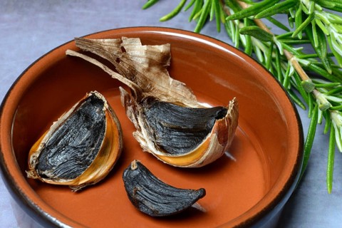 Black fermented garlic, garlic cloves