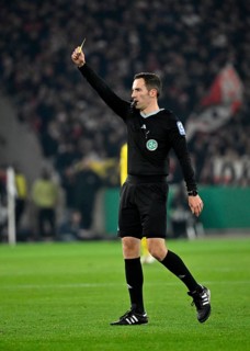 Referee Referee Benjamin Brand shows yellow card, yellow, warning, gesture, gesture, DFB Cup,