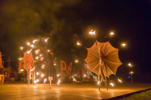 Grand finale of the travelling theatre festival on the Elbe meadows