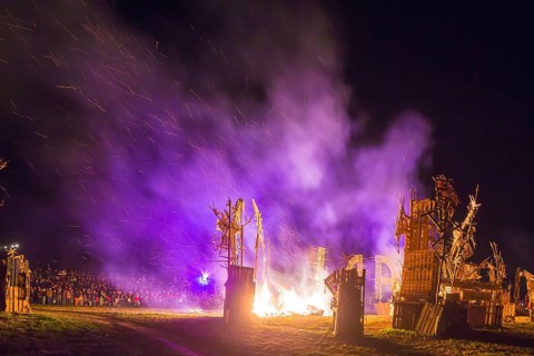 Grand finale of the travelling theatre festival on the Elbe meadows