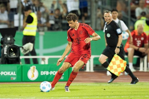 Football match, Thomas MÜLLER FC Bayern Munich crosses the ball towards the penalty area,