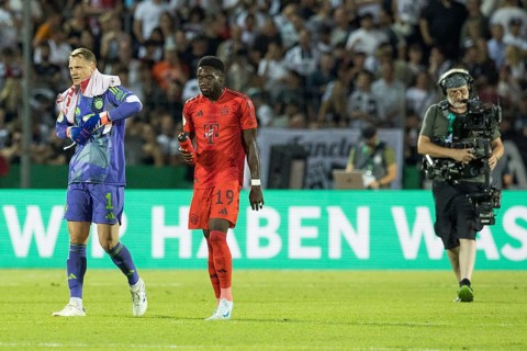 Football match, captain and goalkeeper Manuel NEUER FC Bayern Munich left, takes off his gloves