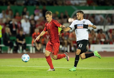 Football match, Joshua KIMMICH FC Bayern Munich left on the ball, Romario RÖSCH SSV Ulm tries to
