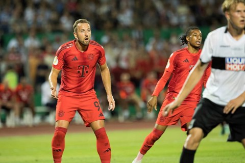 Football match, Harry KANE FC Bayern Munich left and Michael Akpovie OLISE FC Bayern Munich wait