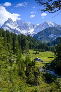 In Gleirschtal, on the way to Möslalm, Pfeishütte, behind Kumpfkarspitze and Kemacherspitze,