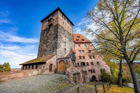 Fünfeckturm and DHJ, youth hostel formerly Kaiserstallung, Kaiserburg, in autumn, Nuremberg, Middle