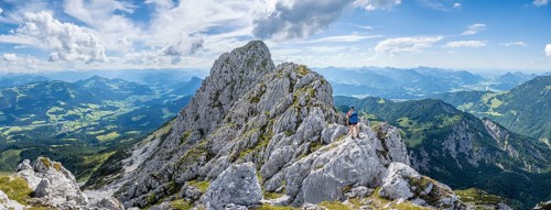 Mountaineer on a ridge path, traversing the Hackenköpfe, behind summit, Scheffauer, rocky mountains