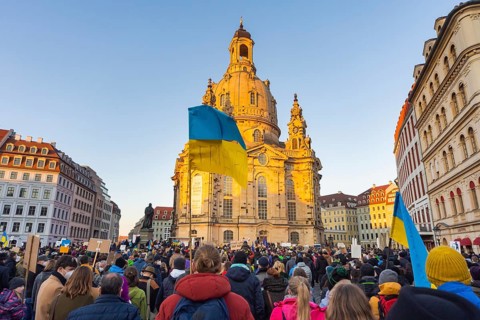 In Dresden, about 3, 000 people gathered on Neumarkt in front of the Church of Our Lady. On posters