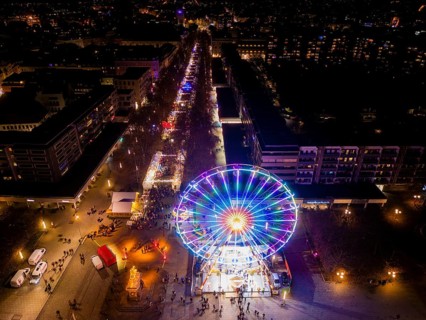 Giant wheel at Neustädter Markt, along the main street, the Augustusmarkt takes place again