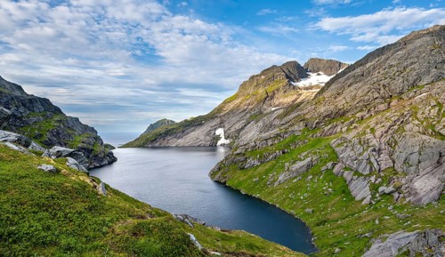 Mountain landscape with lake Fjerddalsvatnet, Moskenesoya, Lofoten, Nordland, Norway, Europe