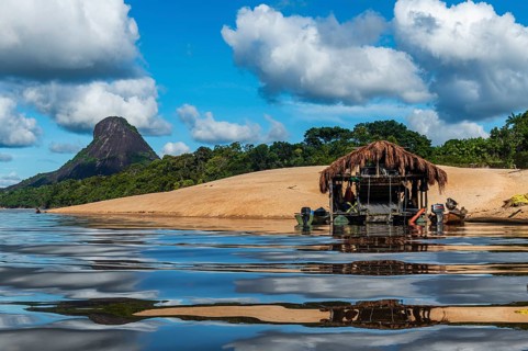 Illegal gold hut on the Mavecure river, before the granite hills, Cerros de Mavecure, Eastern