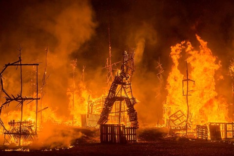 Grande Finale of the Travelling Theatre Festival on the Elbe Meadows