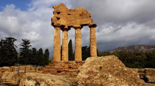 Columns, chapter, entablature, corner of a temple, post-thunderstorm atmosphere, temple of