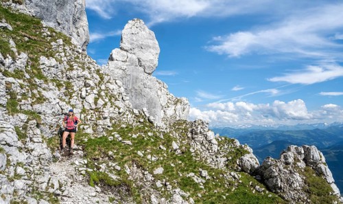 Mountaineer on a ridge path, traversing the Hackenköpfe, behind summit, Scheffauer, rocky mountains