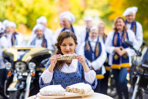 17-year-old bakery apprentice Lisa Zink is Dresden's new Stollen Girl. Her inauguration at Eckberg