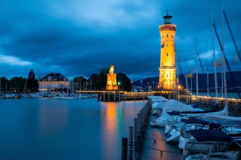 Lindau harbour to the Blue Stundnsee, New Lindau Lighthouse, Lion's Pier, clouds, boats, water,