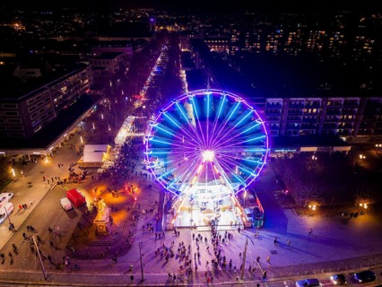 Giant wheel at Neustädter Markt, along the main street, the Augustusmarkt takes place again