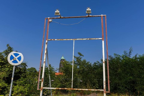 A blank building board bears witness to a cancelled project, symbolic image of a building board,