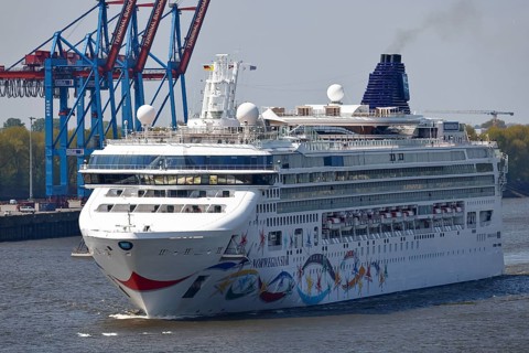 Cruise ship Norwegian Star of the shipping company Norwegian Cruise Line enters the port of Hamburg
