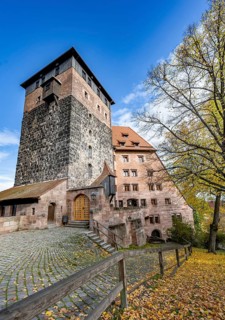 Fünfeckturm and DHJ, youth hostel formerly Kaiserstallung, Kaiserburg, in autumn, Nuremberg, Middle