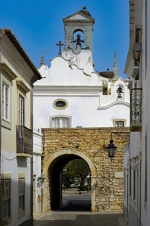 Entrance gate to Faro old town, Arco da Vila, Algarve, Portugal, Europe