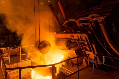 The Schmees foundry in Pirna, Germany, tapping into the preheated mould, Europe