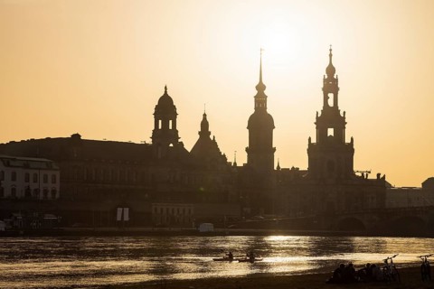 The spring-like temperatures attract many people to the open air, the Elbe meadows and the Elbe