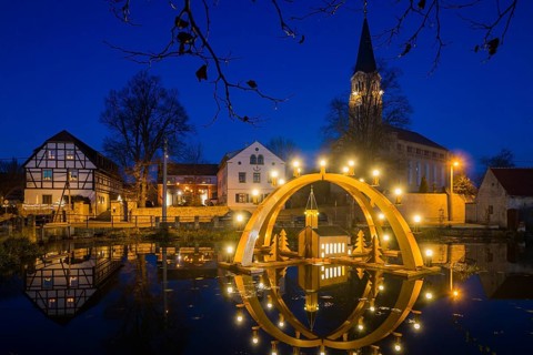 Floating candle arch in the village pond of Bärnsdorf near Moritzburg. The arch is 4.5m high,