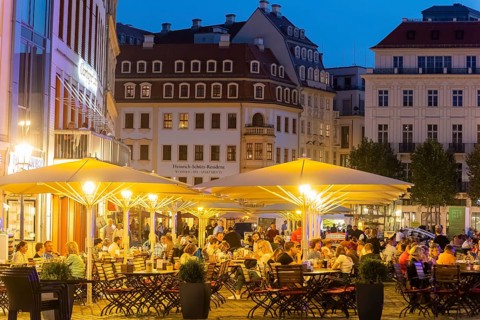 Outdoor gastronomy on Dresden's Neumarkt at the Church of Our Lady, thanks to the current Corona