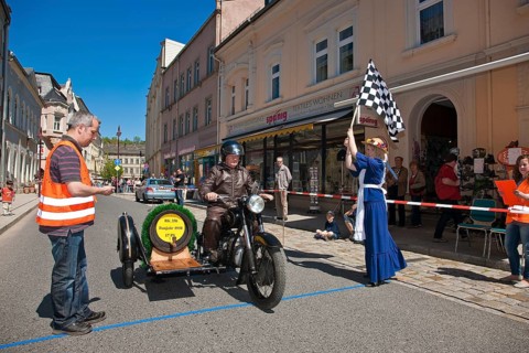 Sebnitz, town festival with classic car rally. The new flower girl Tina Häntzschel starts the