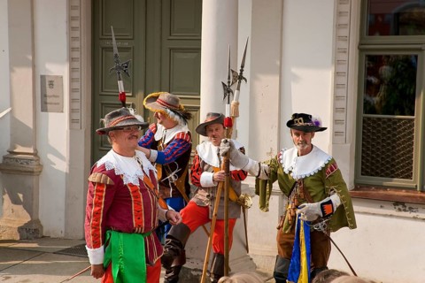 Pirna the members of the association Der Retter playfully re-enact the invasion of the Swedes in