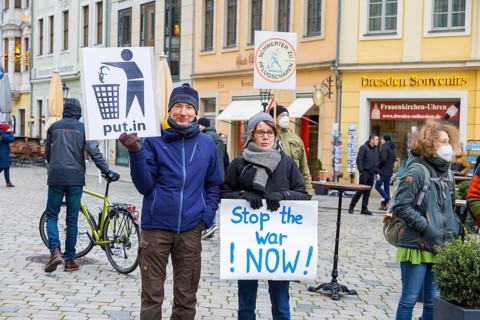 In Dresden, people gathered again on Neumarkt in front of the Church of Our Lady. On posters and