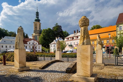 Krasna LÃ­pa (German Schönlinde) is a town with about 3500 inhabitants in the Okres DÄ›ÄÃ­n in the