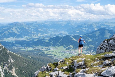 Mountaineer on a ridge path, traversing the Hackenköpfe, behind summit, Scheffauer, rocky mountains