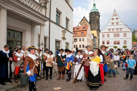 Pirna the members of the association Der Retter playfully re-enact the invasion of the Swedes in