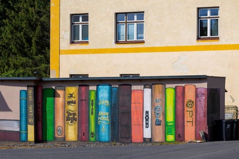 Krasna LÃ­pa (German Schönlinde) is a town with about 3500 inhabitants in the Okres DÄ›ÄÃ­n in the