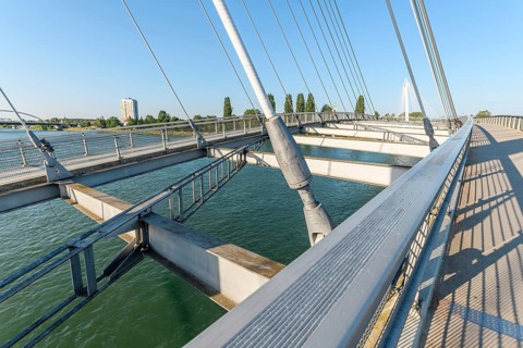 Die Deux-Rives-Fussgängerbrücke zwischen Deutschland und Frankreich in Kehl und Strassburg, ein