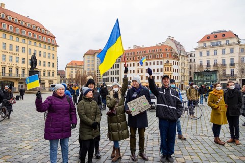 In Dresden, people gathered again on Neumarkt in front of the Church of Our Lady. On posters and