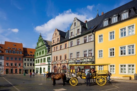 The square was given its distinctive shape in the 16th century by the town house and the