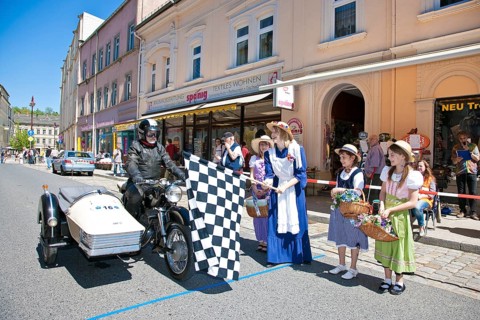 Sebnitz, town festival with classic car rally. The new flower girl Tina Häntzschel starts the