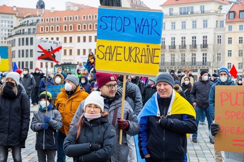 In Dresden, people gathered again on Neumarkt in front of the Church of Our Lady. On posters and
