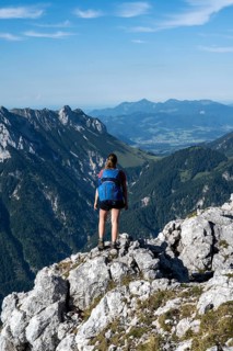Mountaineer on a ridge path, traversing the Hackenköpfe, behind summit, Scheffauer, rocky mountains