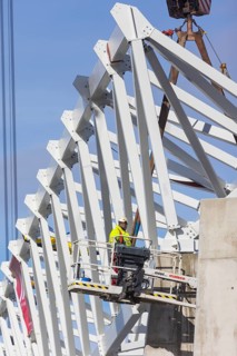 Assembly of the 105-metre-long light ring girder above the north stand of the Heinz Steyer Stadium