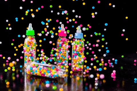 Love beads are dragées made of sugar with a diameter of a few millimetres and coloured in various