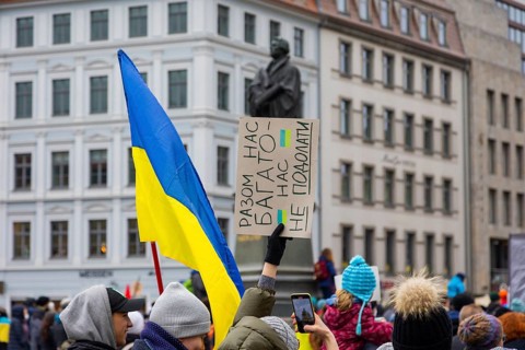 In Dresden, people gathered again on Neumarkt in front of the Church of Our Lady. On posters and