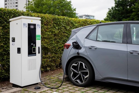 Charging station for electric vehicles on the grounds of the Transparent Factory, charging an ID.3