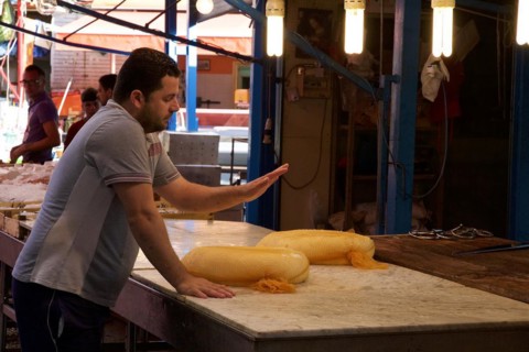 Vendor, knocks fish flat, markets, open air, Palermo, capital, Sicily, Italy, Europe